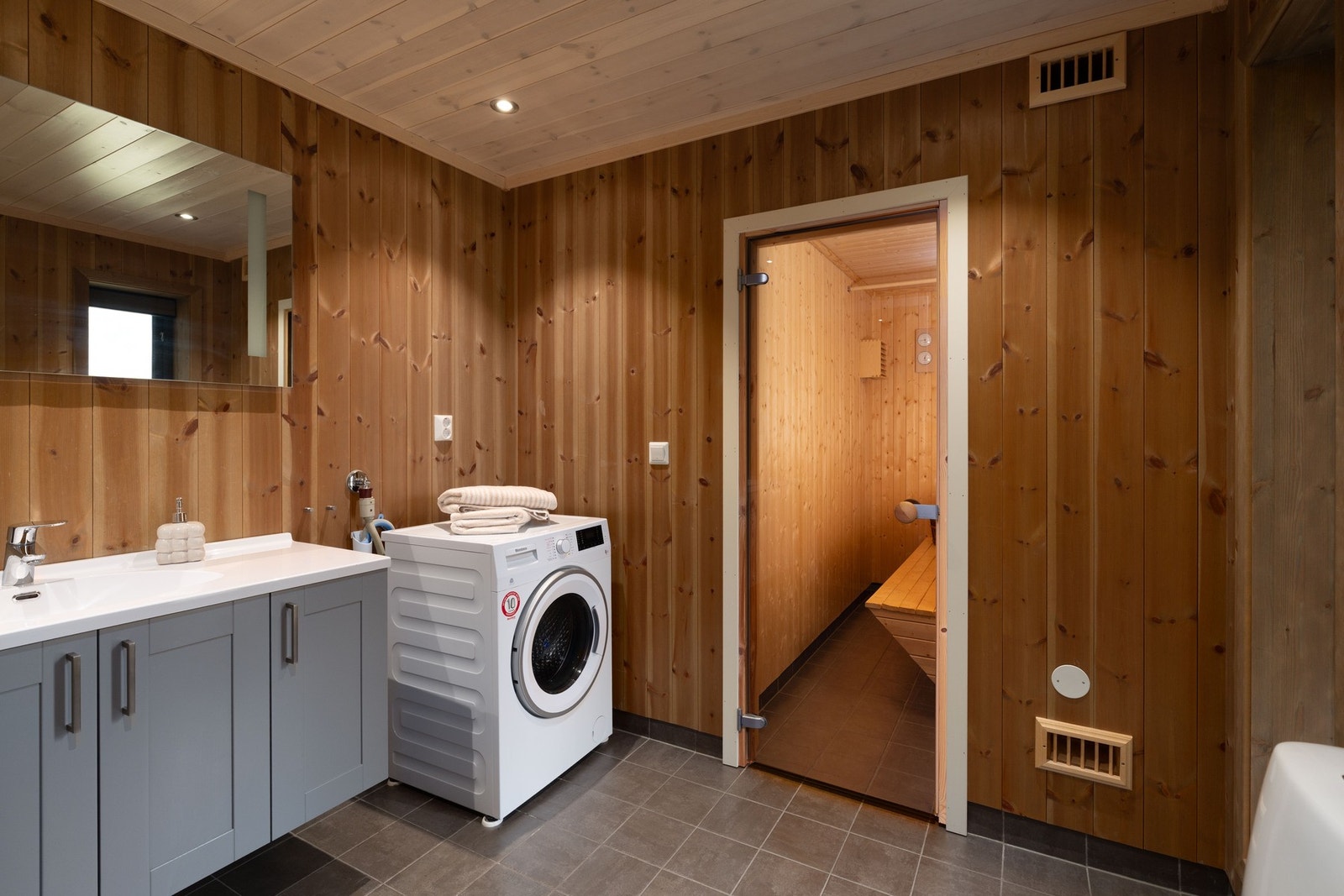 Det andre baderommet har opplegg for vaskemaskin og adkomst til badstuen. Galleribilde