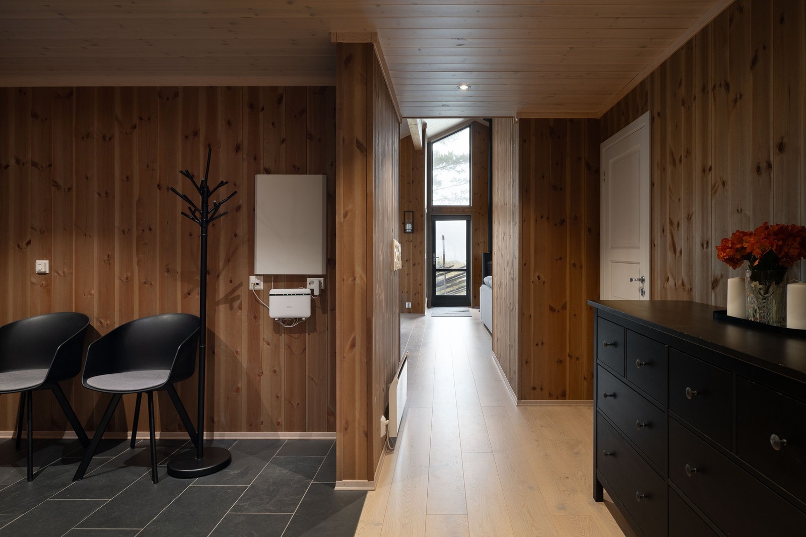 Hytta inneholder entré, 2 bad, badstue, 4 soverom, gang, kjøkken, stue og bod. Galleribilde