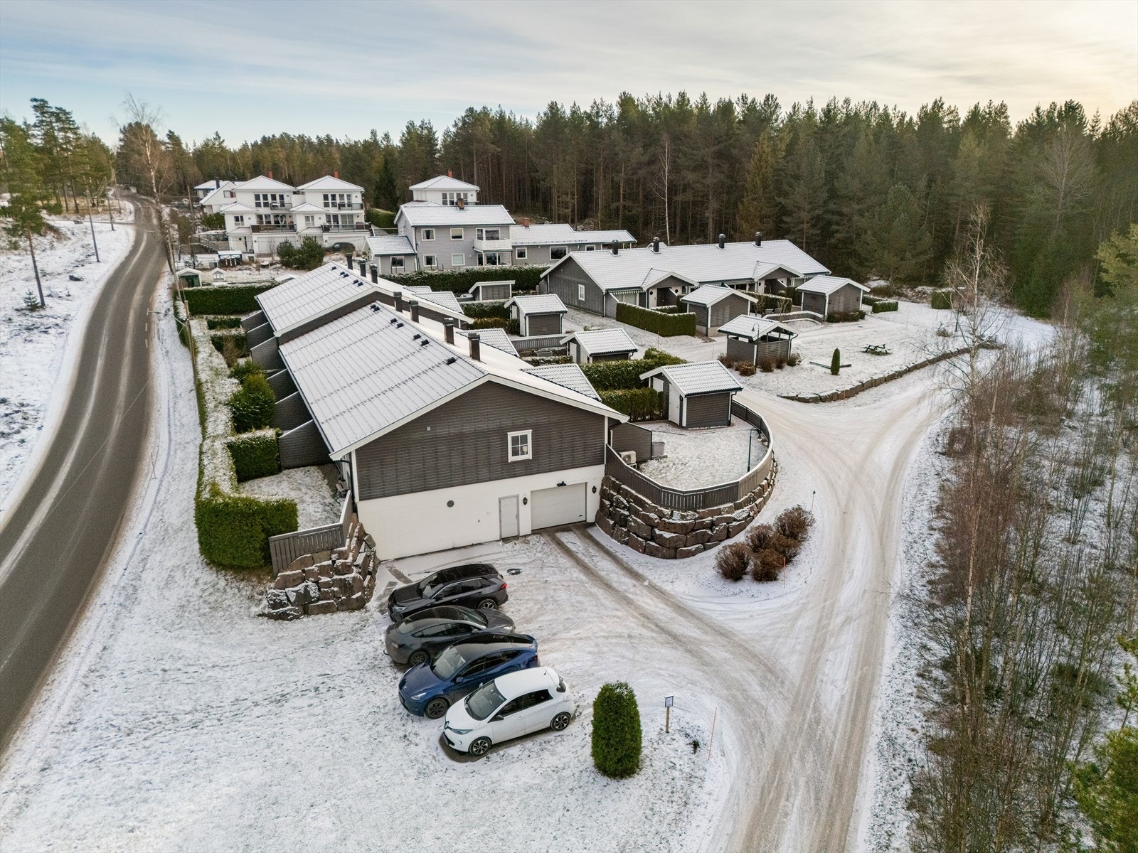Gjesteparkering og fine friarealer på sameiets tomt. Boligen ligger i et veletablert og rolig boligområde på Leirsund. Galleribilde