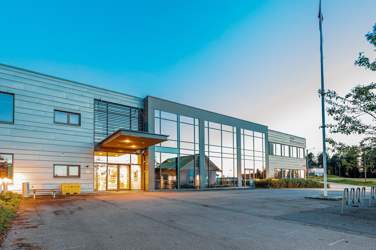 Asak skole for 1. til 10. trinn ligger kun 900 meter fra boligen. Skolen er kjent for godt miljø og gode resultater. Galleribilde