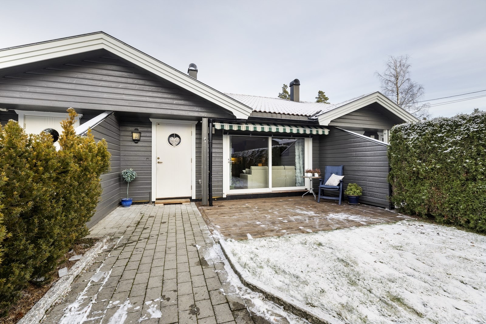 Inngangsparti og uteområdet. Galleribilde