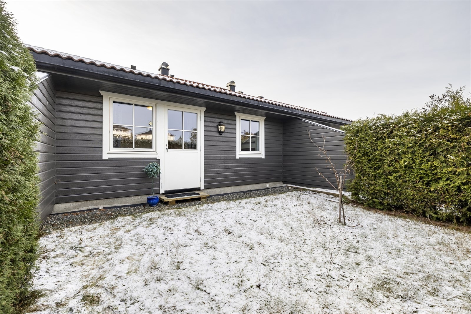 Baksiden av boligen har utgang fra det ene soverommet. Galleribilde