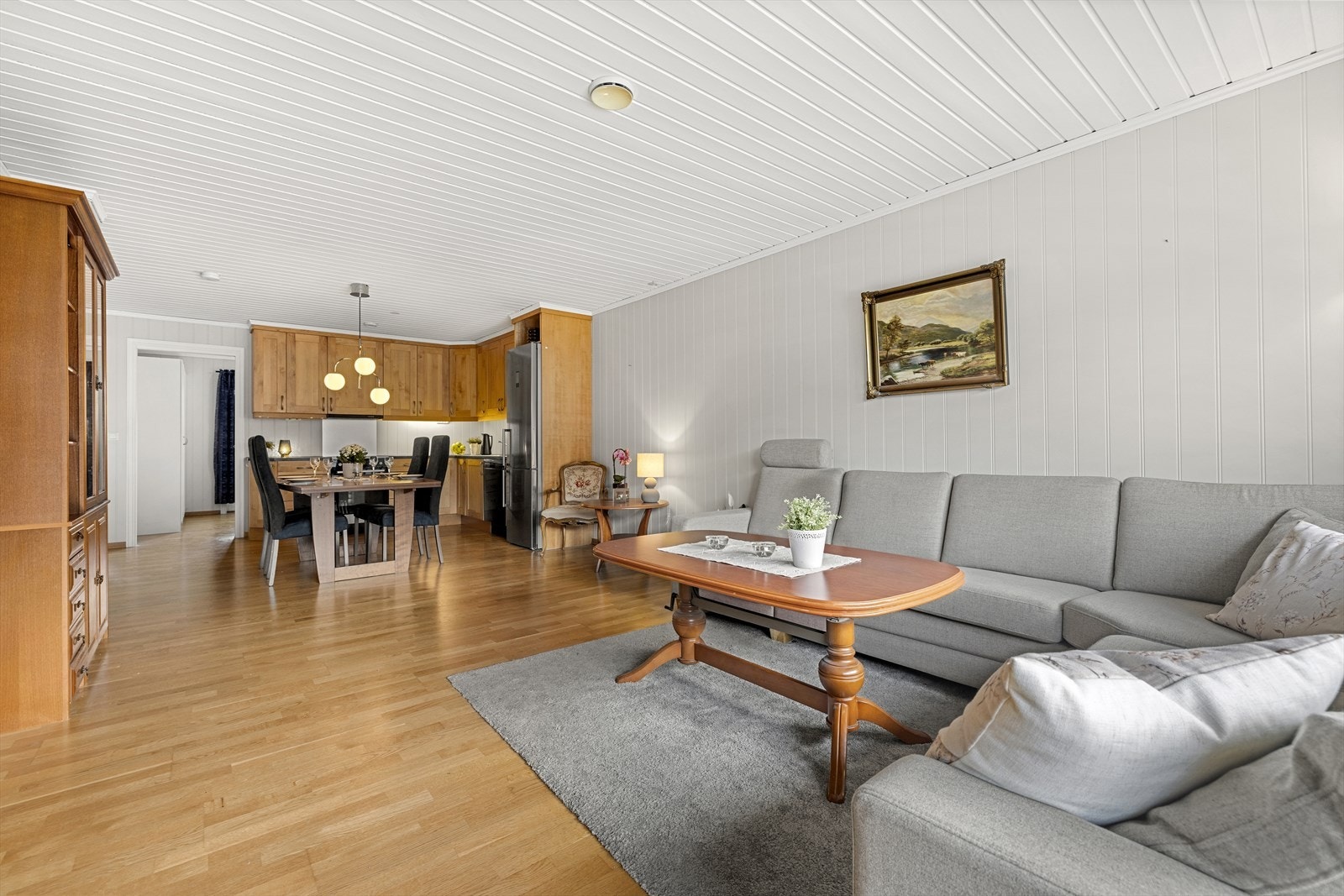 Parkett på gulv og panelte overflater. Galleribilde