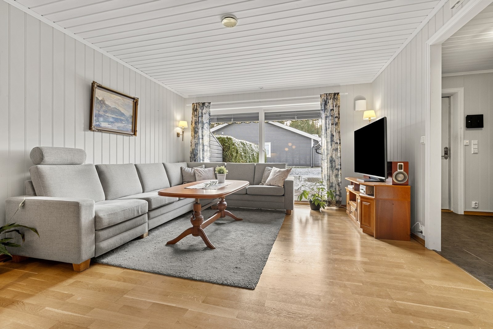 Innbydende stue i kombinasjon med kjøkken og med utgang til terrasse. Galleribilde