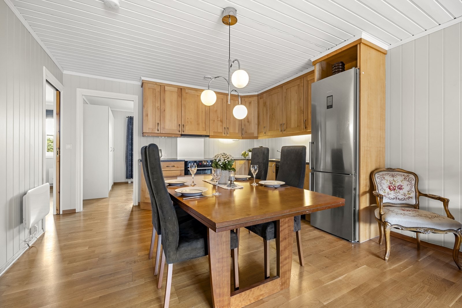 Kjøkken i åpen løsning med stue og med naturlig plass for spisebord. Galleribilde