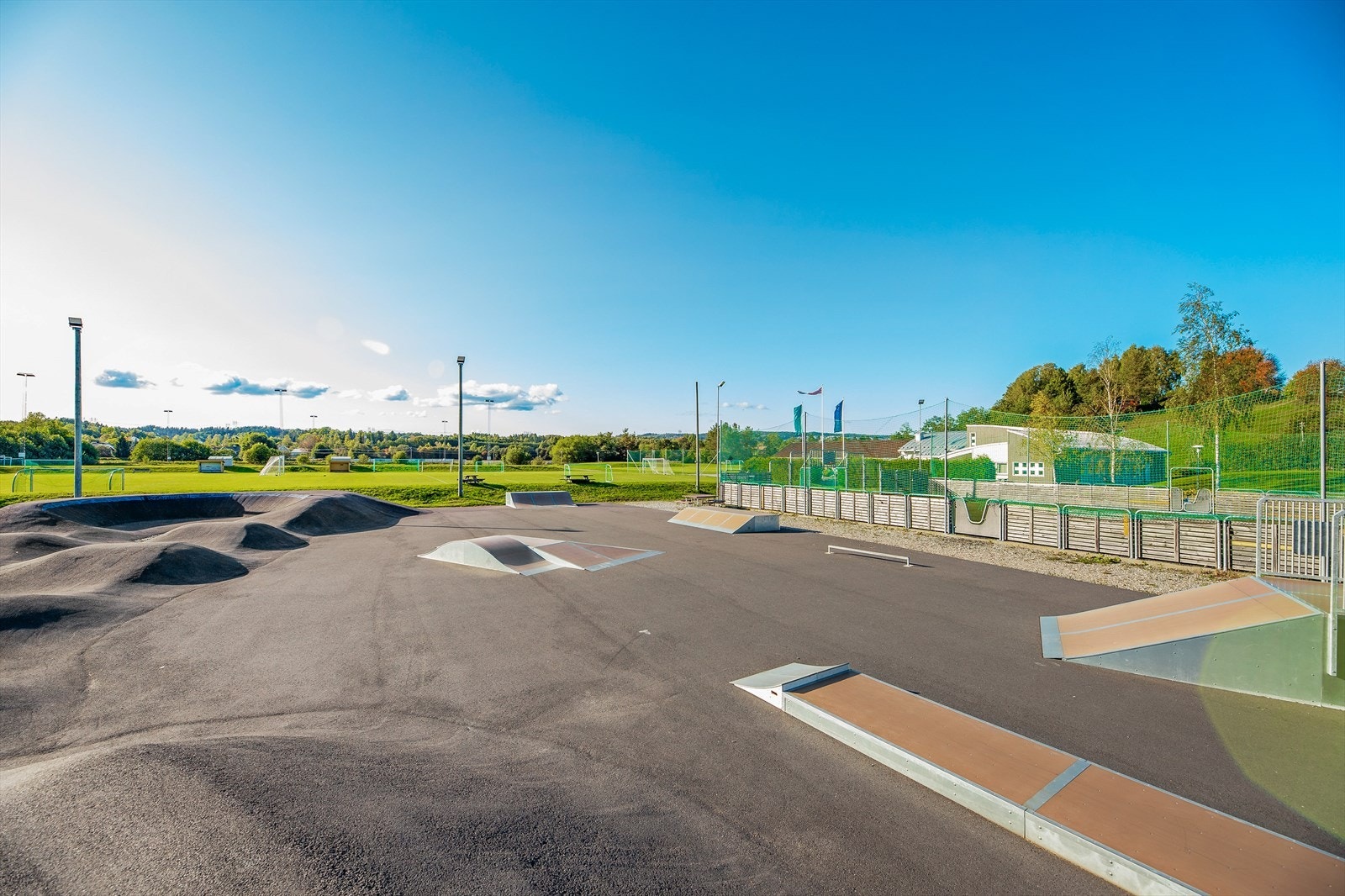 Leirsund er et svært familievennlig og trivelig sted for barn og ungdom. Bildet viser Skateparken og fotballbaner. Galleribilde