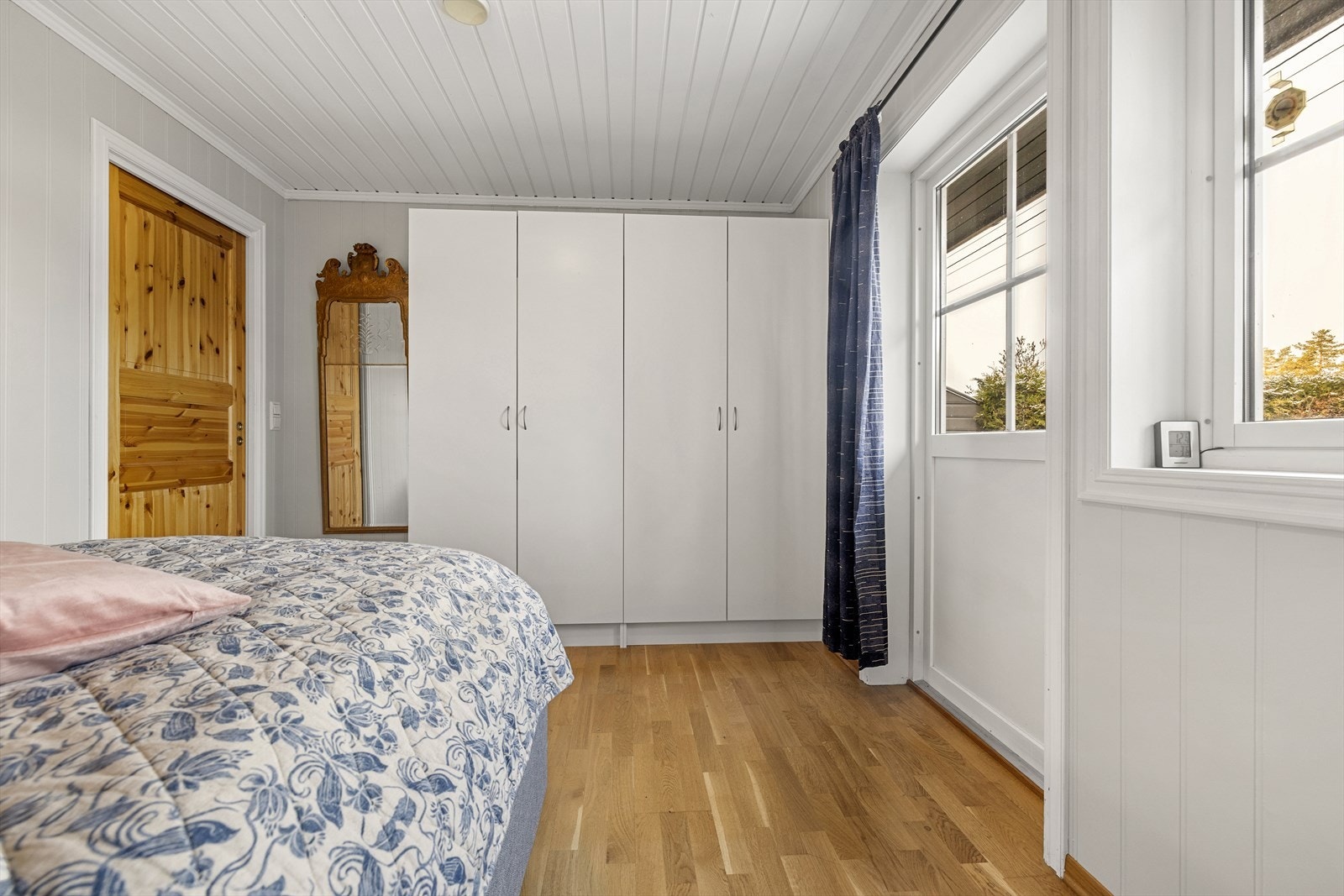 Hovedsoverommet har utgang til hage, samt fin vindusflate som gir rikelig med naturlig lys til rommet. Galleribilde