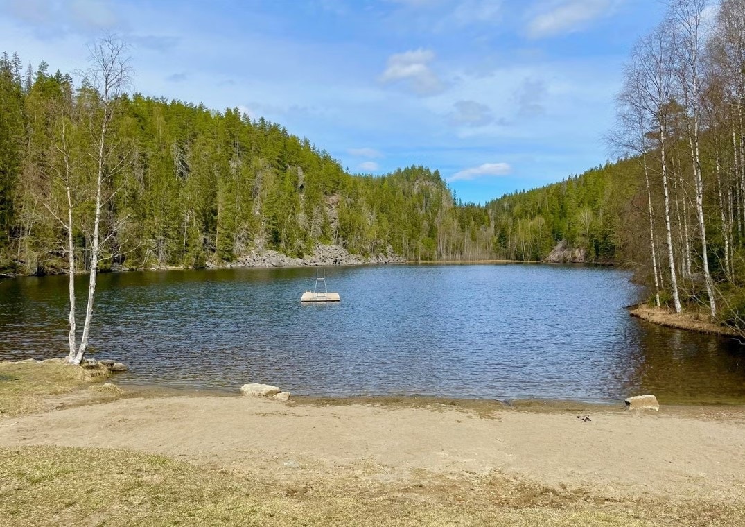 Stampetjern er en populær badeplass tilrettelagt med parkeringsplass, toaletter, flytebrygge, bålplass og supre grøntarealer. Galleribilde