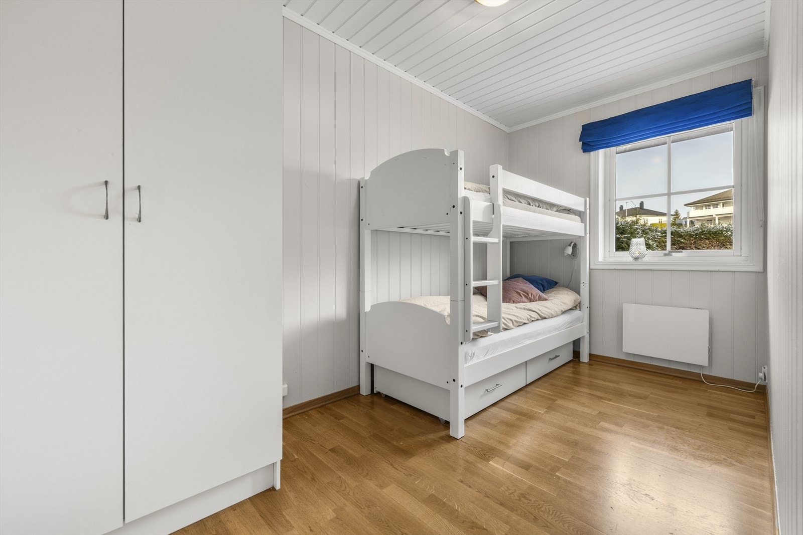 Soverom II er møblert med køyeseng og garderobeskap. Galleribilde