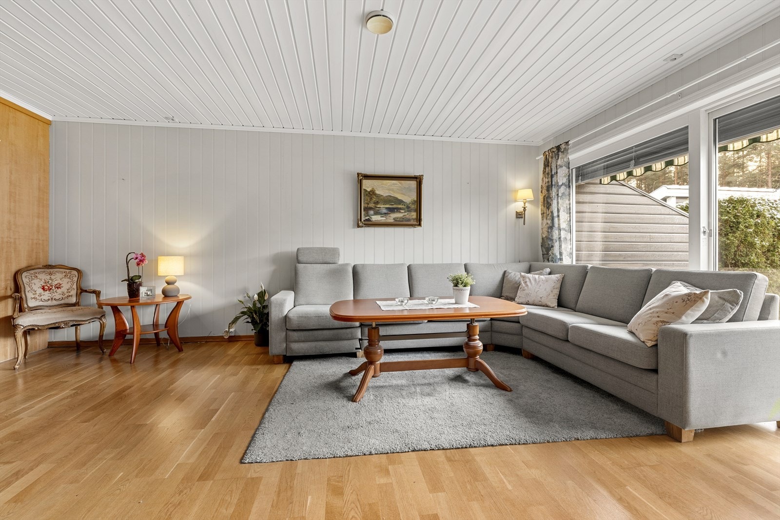 Her kan det møbleres på ulike måter og det er stor plass til sofagruppe, spisebord og TV-møblement. Galleribilde