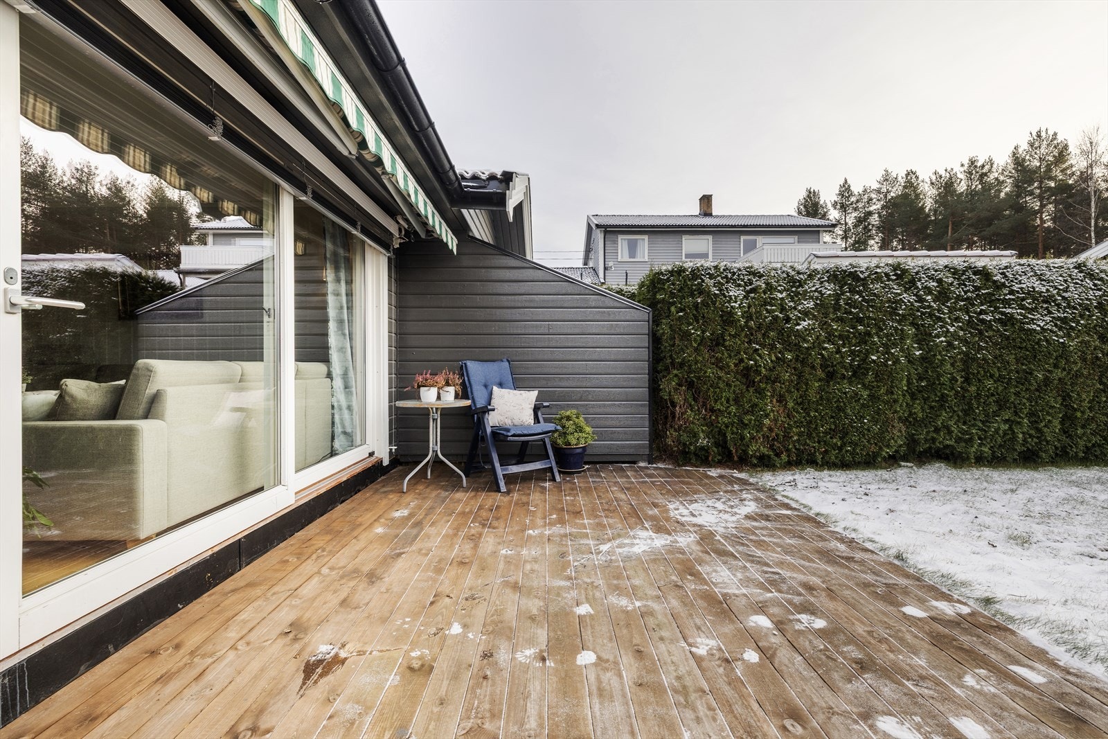 Terrasse med markise og tilgang til hage. Galleribilde