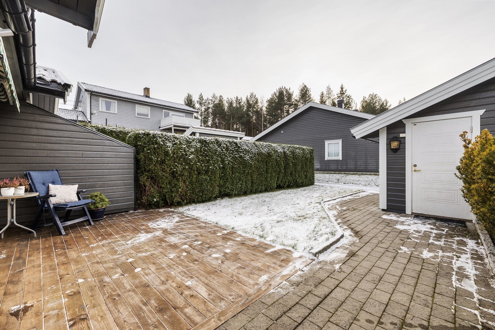 Uteområdet inkluderer både terrasse og en praktisk, frittstående bod. Galleribilde