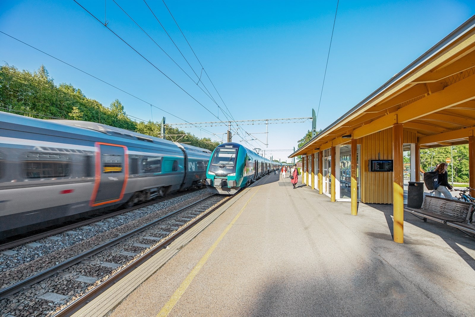 Fra Leirsund stasjon, en 5-minutters kjøretur unna, tar toget deg til Oslo S på 20-21 minutter. Galleribilde