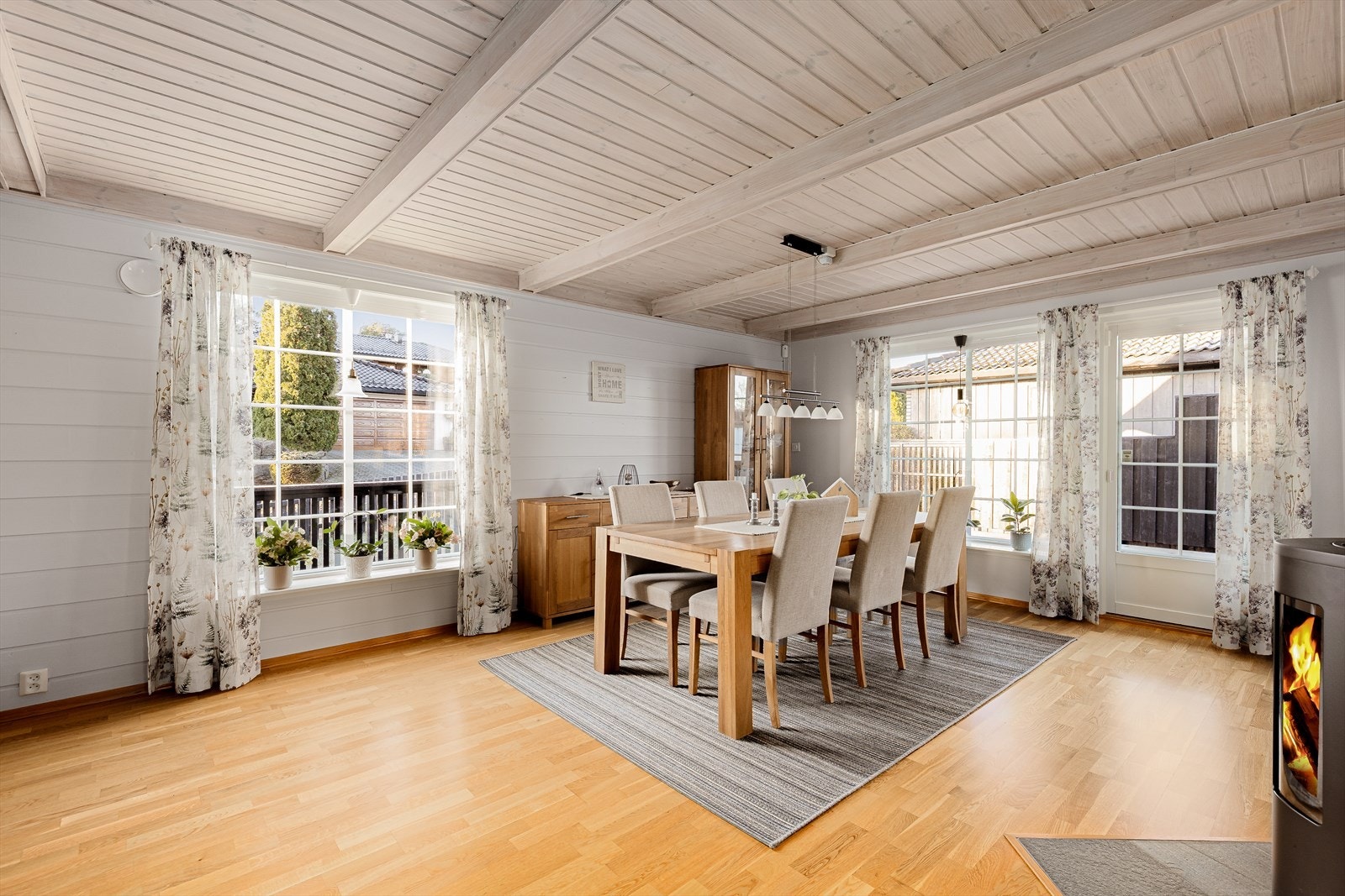 Opp trappen kommer du opp til boligens romslige stue. Stuen er "2-delt" med ulike soner. Her er det godt med plass til spisestue om ønskelig. Galleribilde