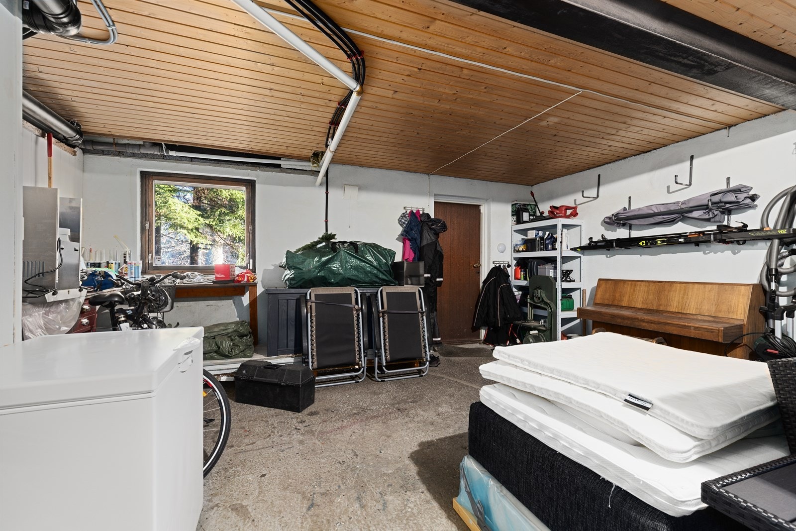 Kjelleren har adkomst både fra underetasjen og via egen ytterdør på baksiden av boligen. Galleribilde