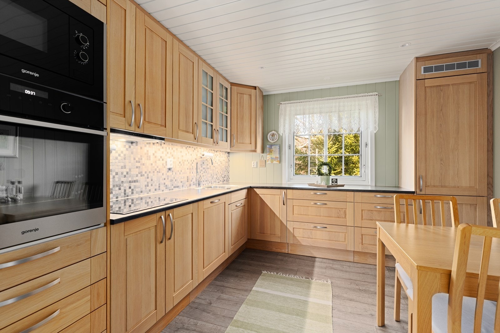 Kjøkkenet er romslig med god arbeidsplass og praktisk utforming. Kjøkkeninnredningen har profilerte fronter og laminat benkeplater. Det er integrerte hvitevarer bestående av kjøl/fryseskap, oppvaskmaskin, platetopp, micro og stekeovn. Galleribilde