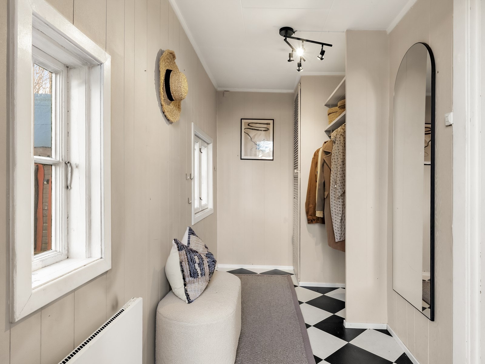 Inngangspartiet ønsker velkommen inn i en lys entré med plass til oppbevaring. Galleribilde