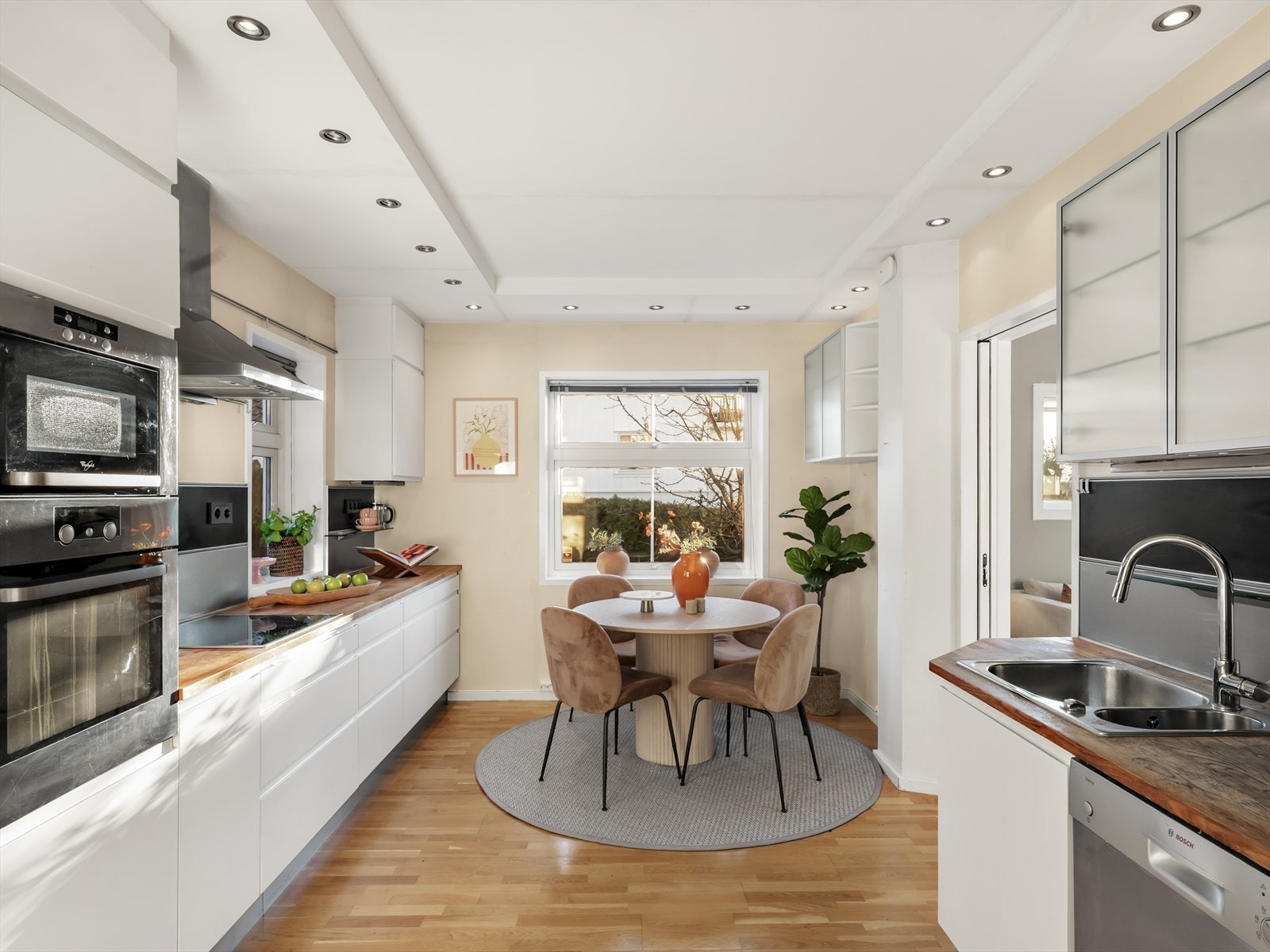 Kjøkkenet er romslig og har en innredning med profilerte fronter. Galleribilde