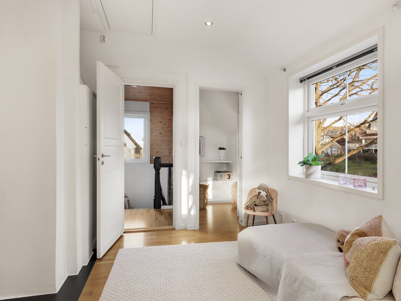 Rommet har en praktisk garderobe i enden. Galleribilde