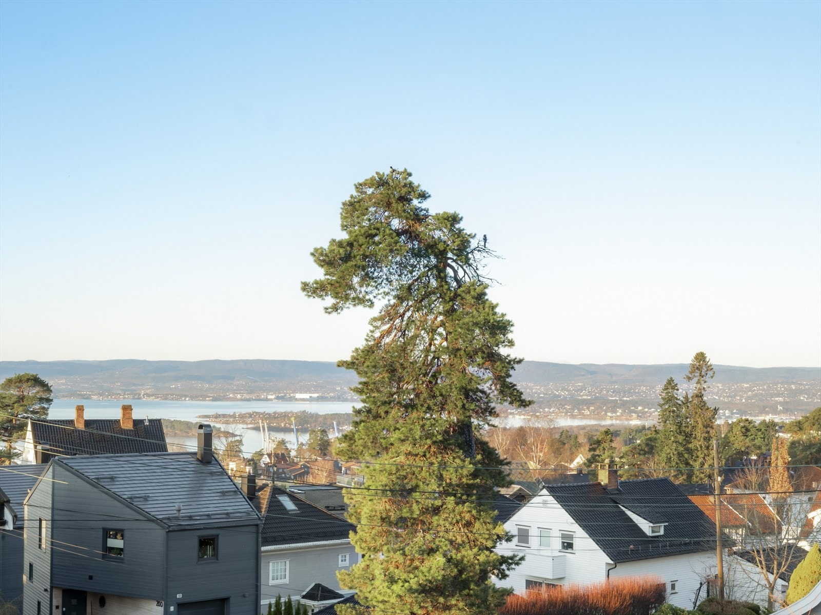 Beliggenheten gir en flott kombinasjon av nærhet til både marka og fjorden. Fra verandaen er det sjøutsikt. Galleribilde