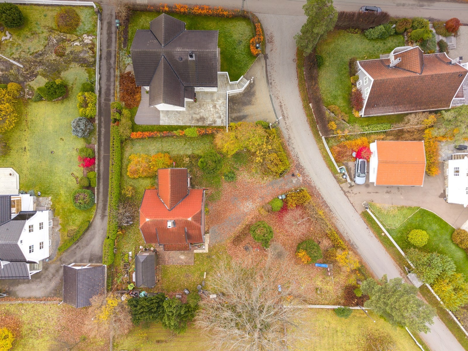 Tomten er stor og gir rom for mye lek og hygge. Galleribilde