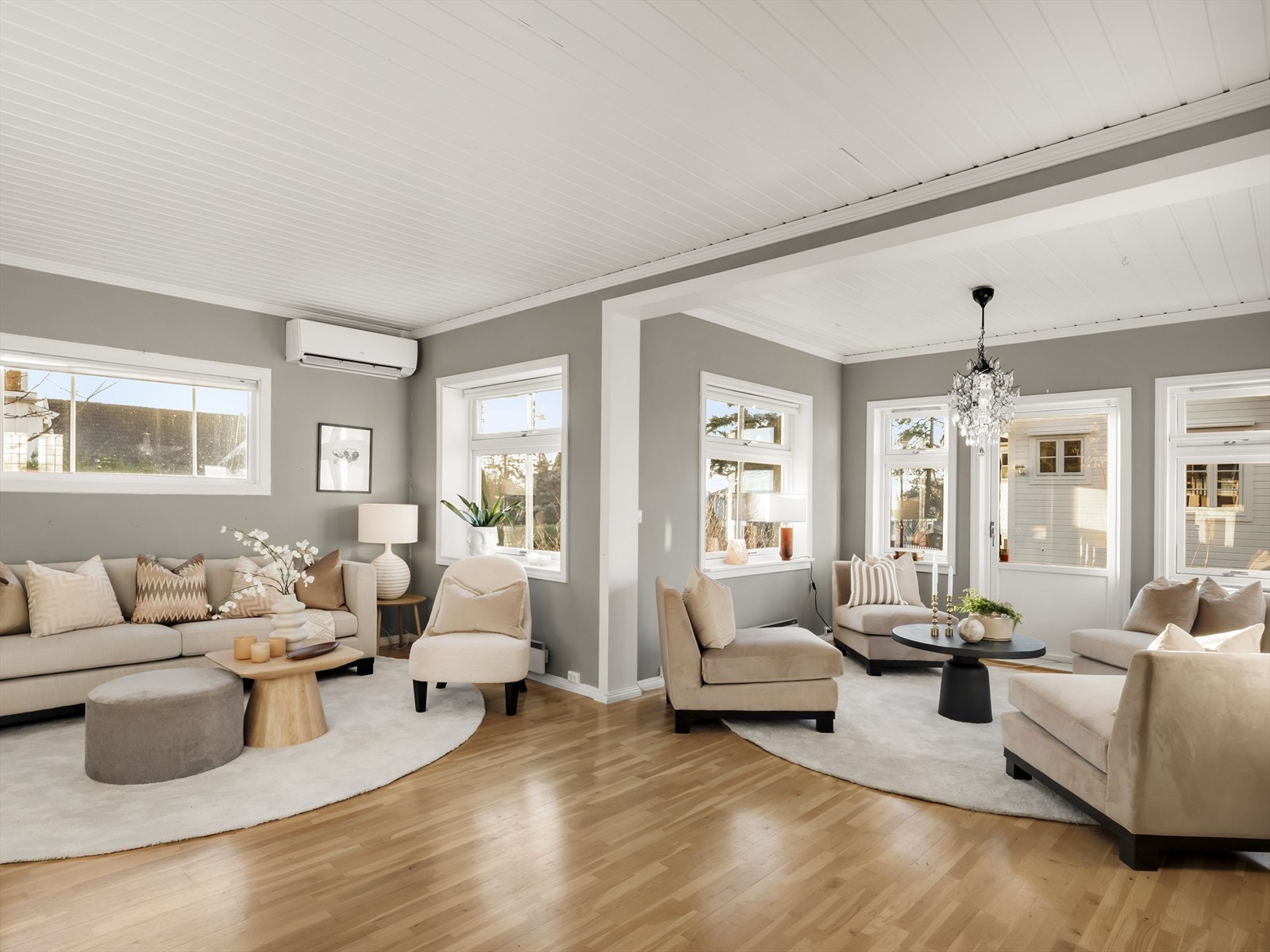 Den romslige stuen gir god plass for flere sittegrupper. Galleribilde