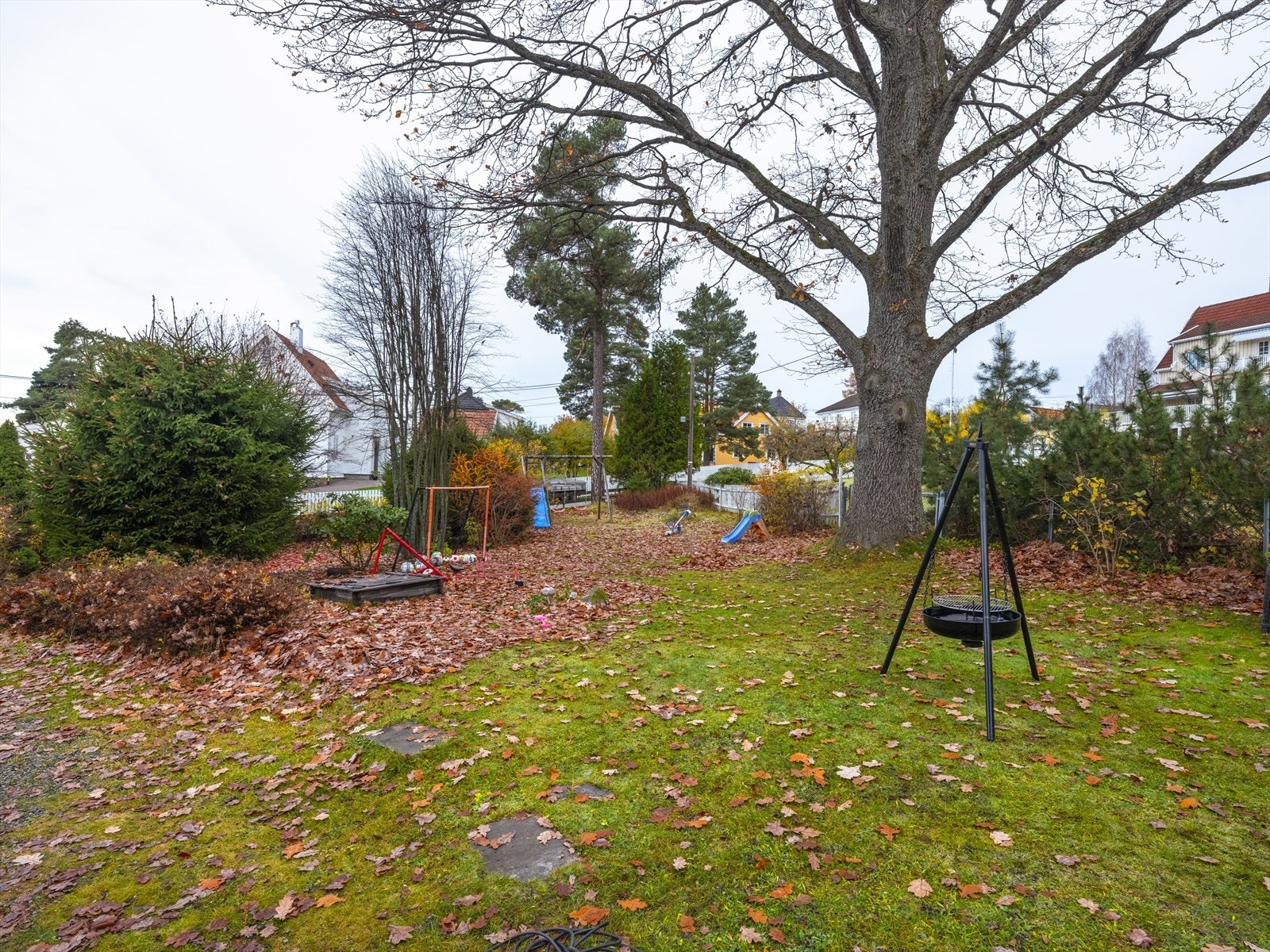 Hagen er ideell for lek og utendørsaktiviteter, og bidrar til en barnevennlig atmosfære. Galleribilde