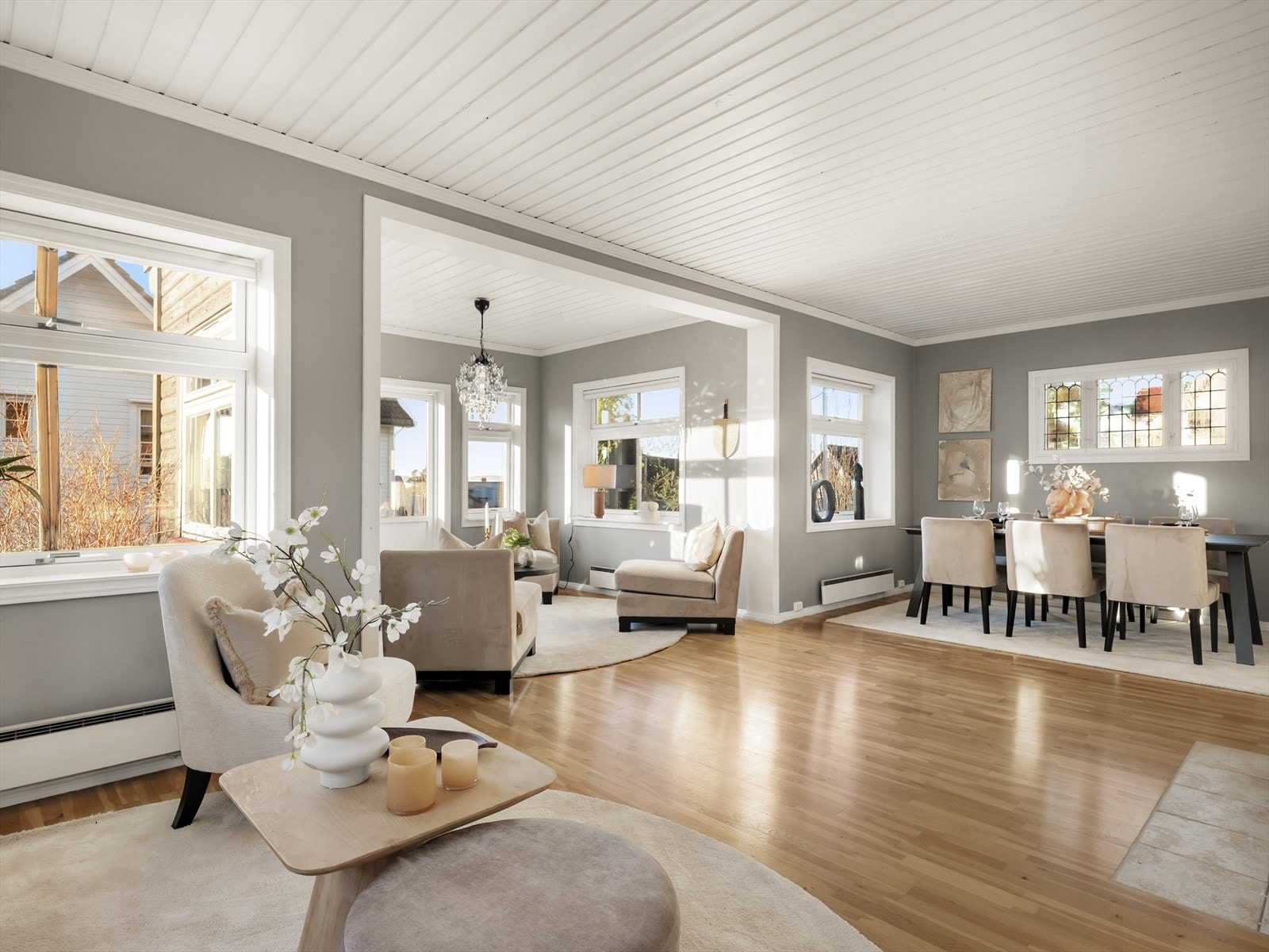 Stuen og spisestuen er et åpent og sosialt areal med en takhøyde på ca. 2,61 meter. Galleribilde