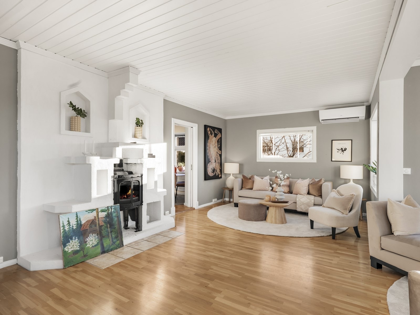 Ildstedet er et samlende punkt i stuen og gir god varme. I tillegg til varmepumpe. Galleribilde