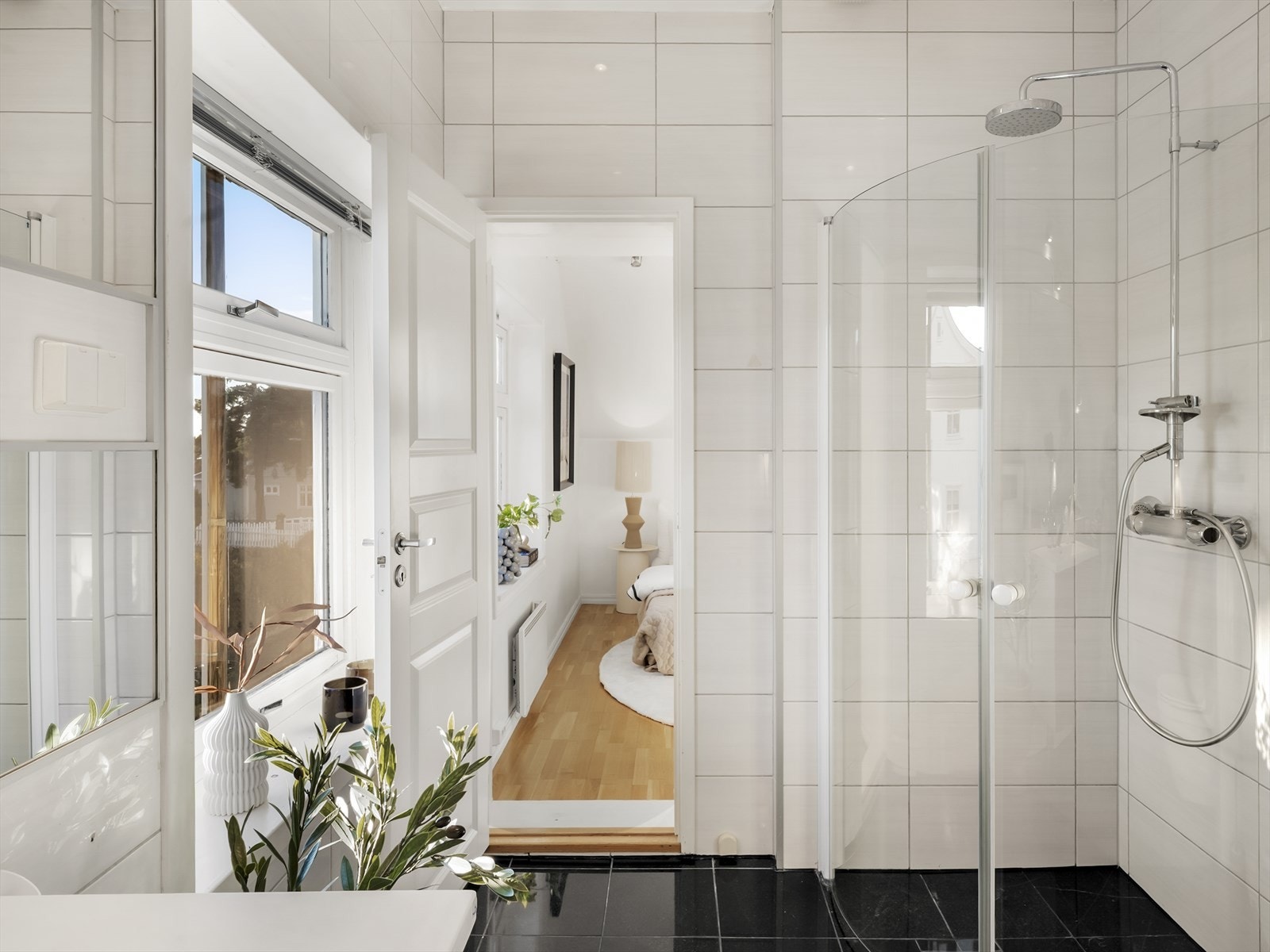 Badet er utstyrt med dusjhjørne og har opplegg for vaskemaskin. Galleribilde