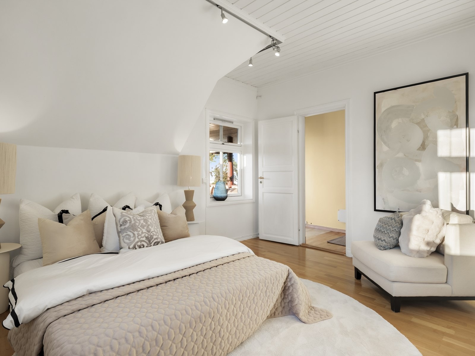 Hovedsoverommet er romslig med plass til dobbeltseng og møblement. Galleribilde