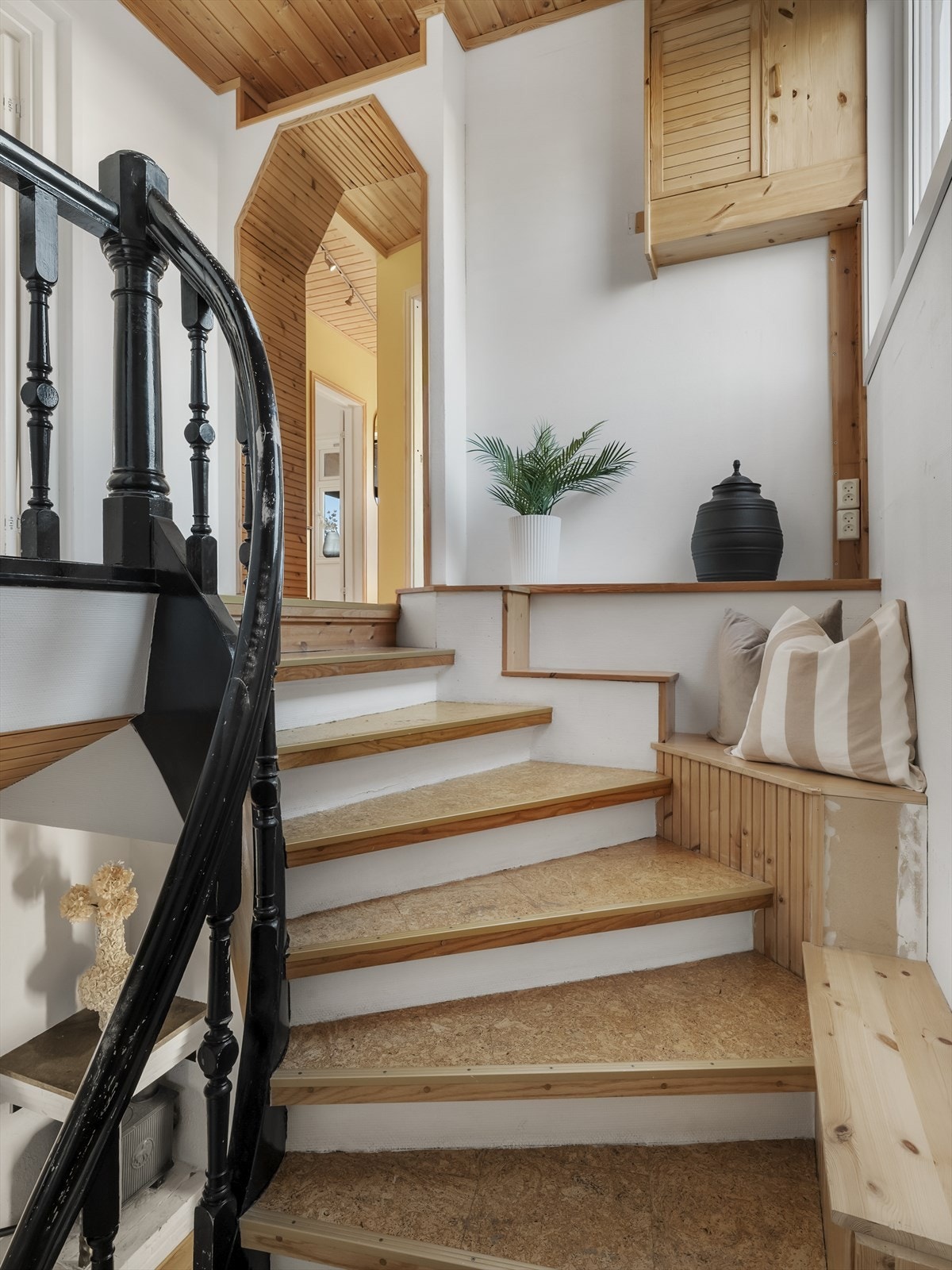 Tretrappen leder opp til boligens andre etasje. Galleribilde