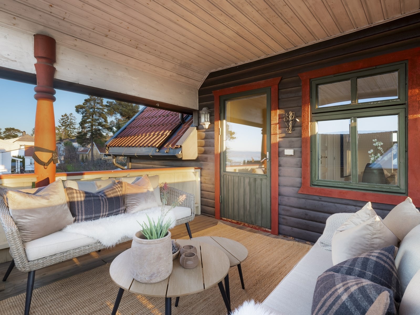 Den overbygde verandaen er en lun og skjermet uteplass. Galleribilde