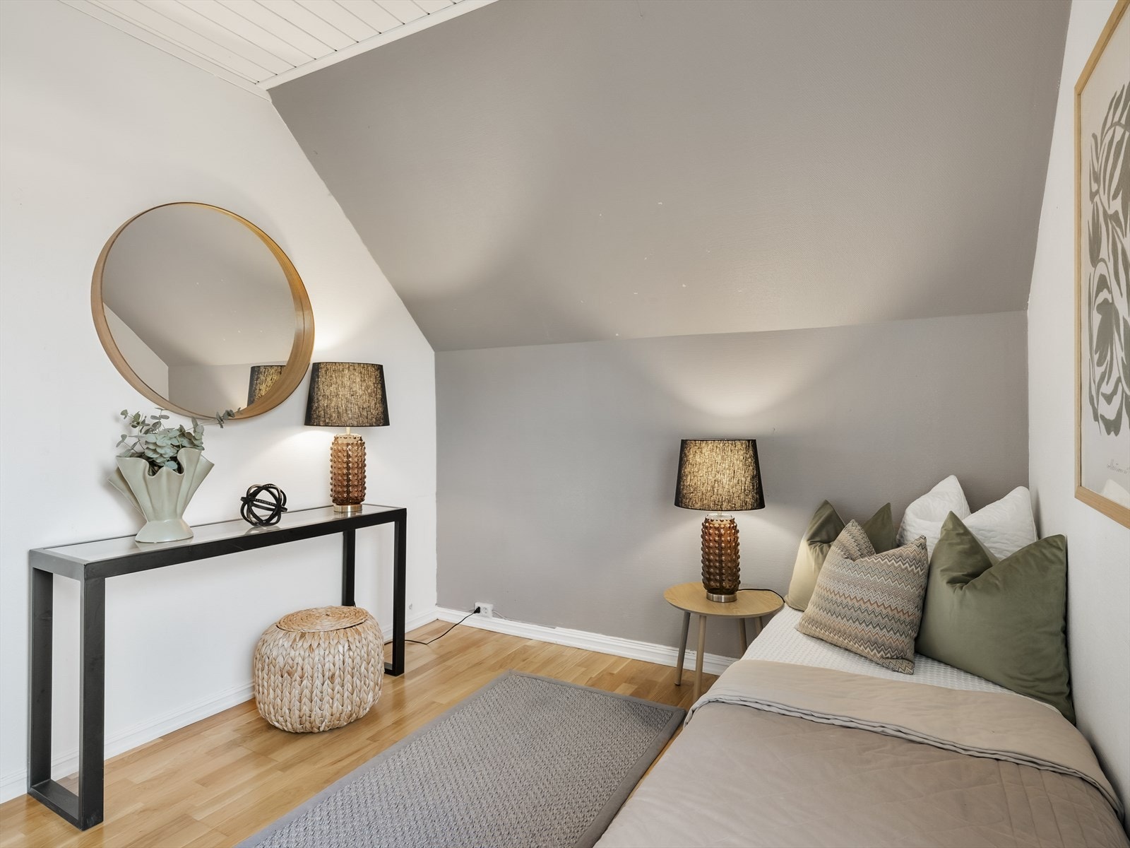 Skråtaket gir rommet en egen karakter og en lun følelse. Galleribilde