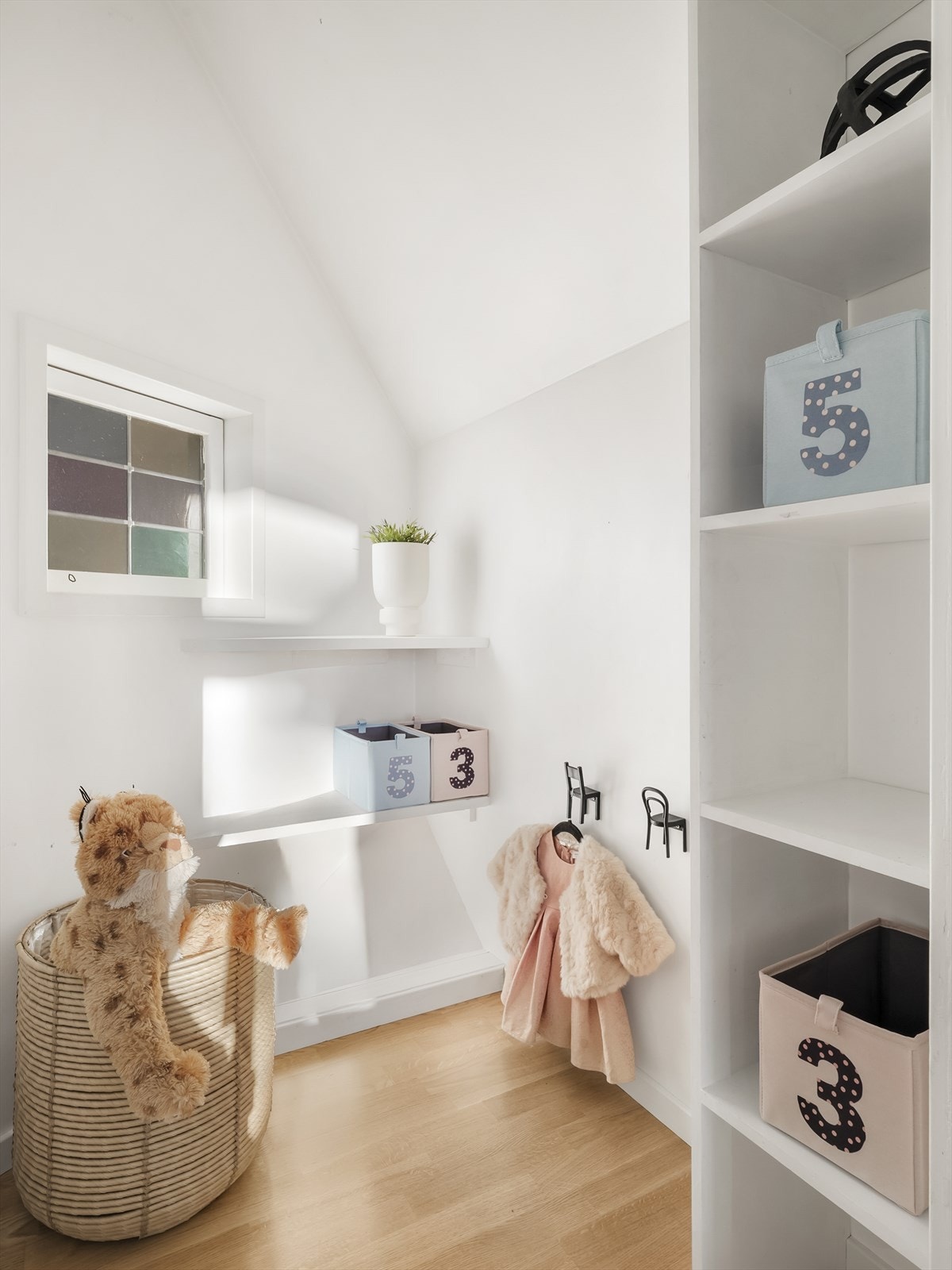 Garderoben har også dør inn fra gangen for ulike oppbevarings løsninger. Galleribilde