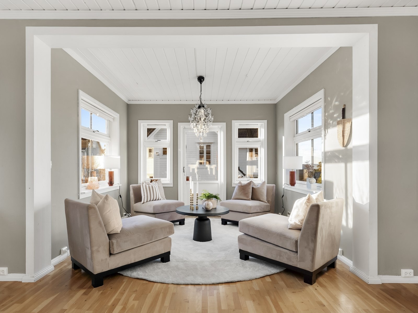 Den innebygde verandaen fungerer som en lys og luftig utvidelse av stuen. Galleribilde