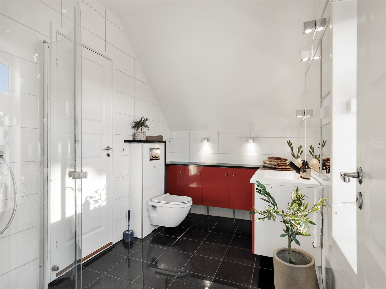 Badet i andre etasje har flislagt gulv med elektriske varmekabler for økt komfort. Galleribilde