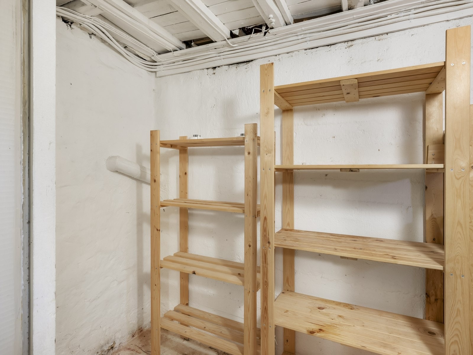 Kjelleren byr på flere boder med rikelig lagringsplass. Galleribilde