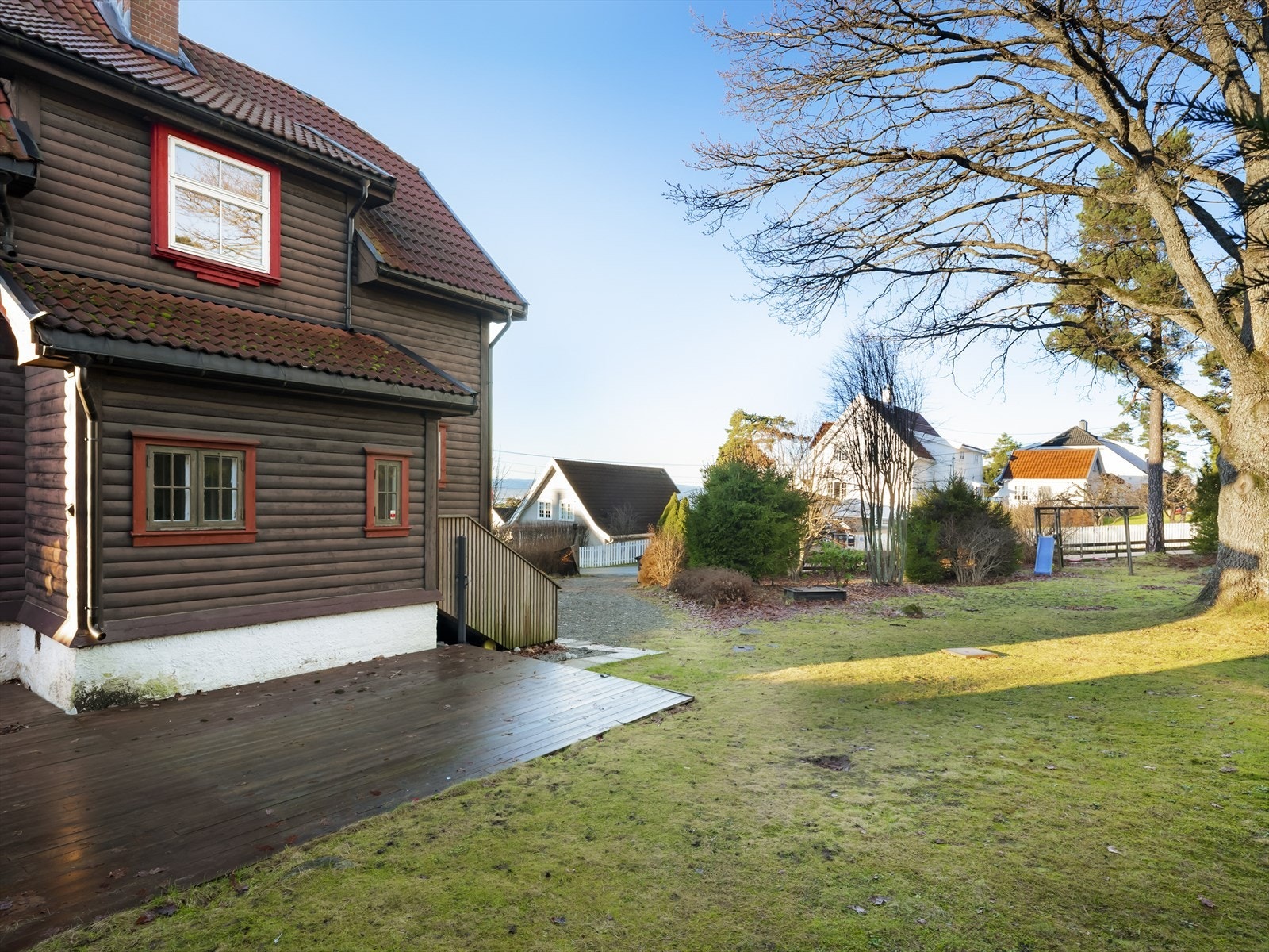 Ved husets bakside er det en terrasse/platting. Galleribilde