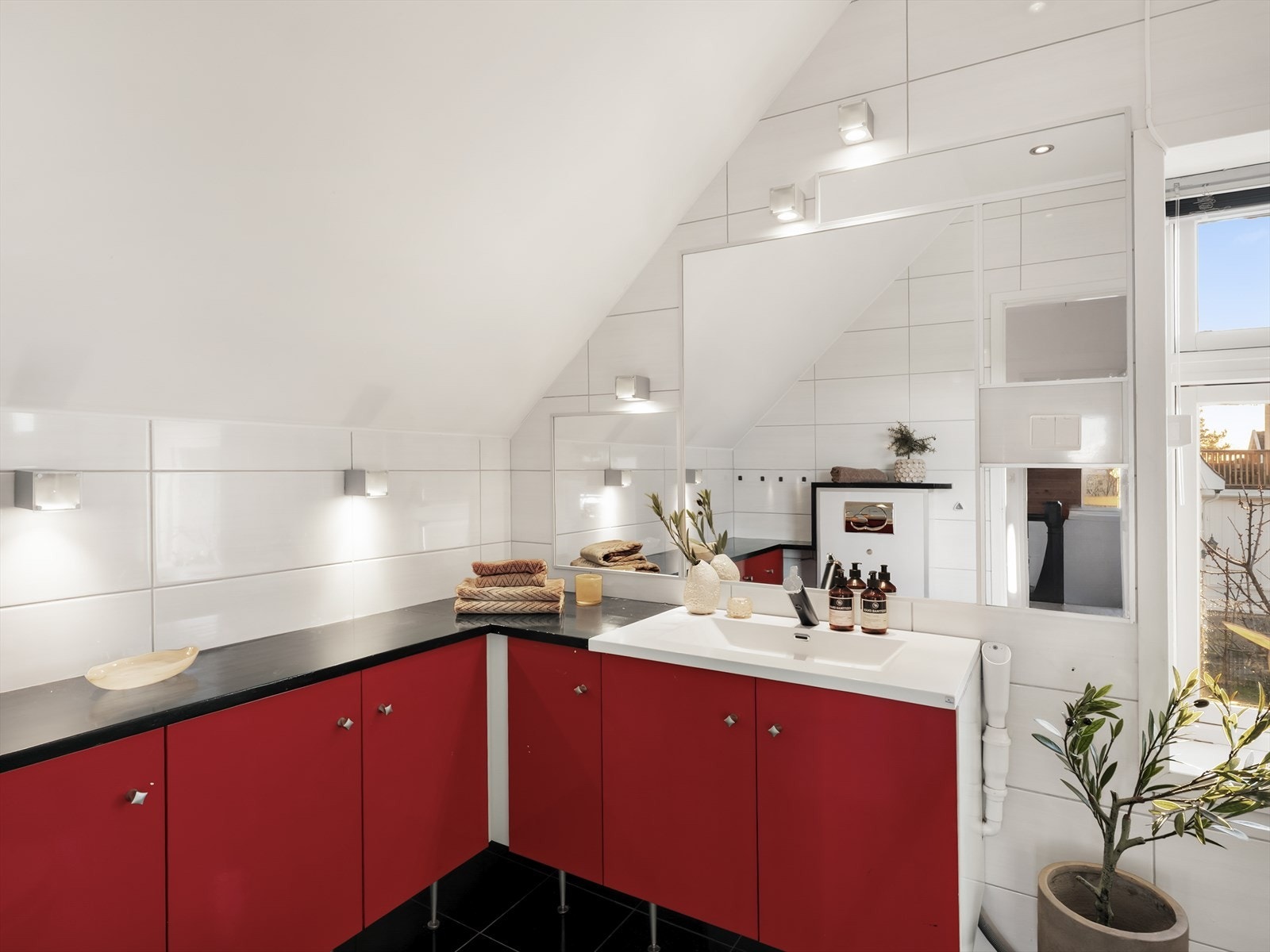 Innredningen gir gode oppbevaringsmuligheter, og rommet har et veggmontert toalett. Galleribilde