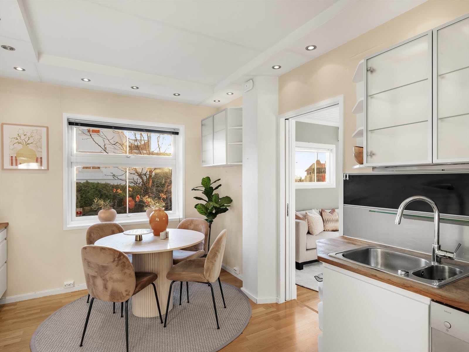 Fra kjøkkenet er det enkel tilgang til stuen, noe som gir en god flyt i etasjen. Galleribilde