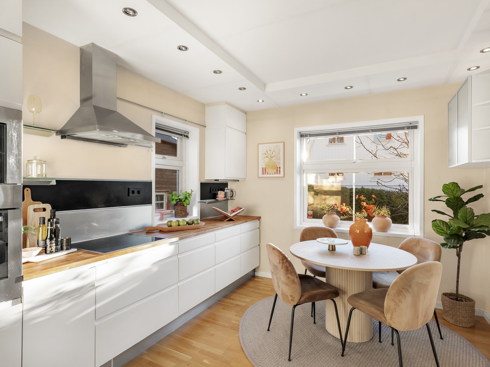 Benkeplaten er i solid heltre og gir rikelig med arbeidsflate. Galleribilde