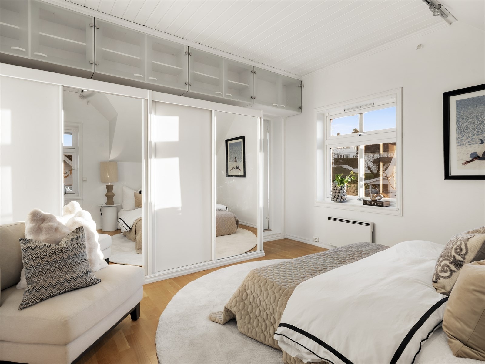 Rommet har gode lysforhold fra vinduet og en luftig atmosfære under skråtaket. Stor garderobe løsning er det også plass til. Galleribilde