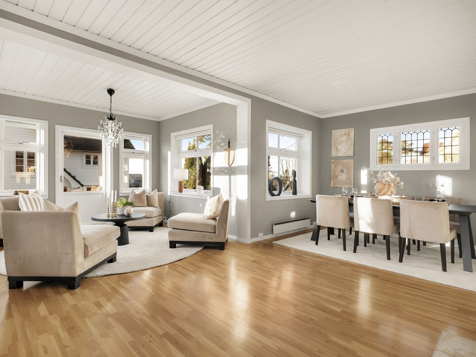 Store vindusflater gir rikelig med naturlig lys til oppholdsrommene. Galleribilde