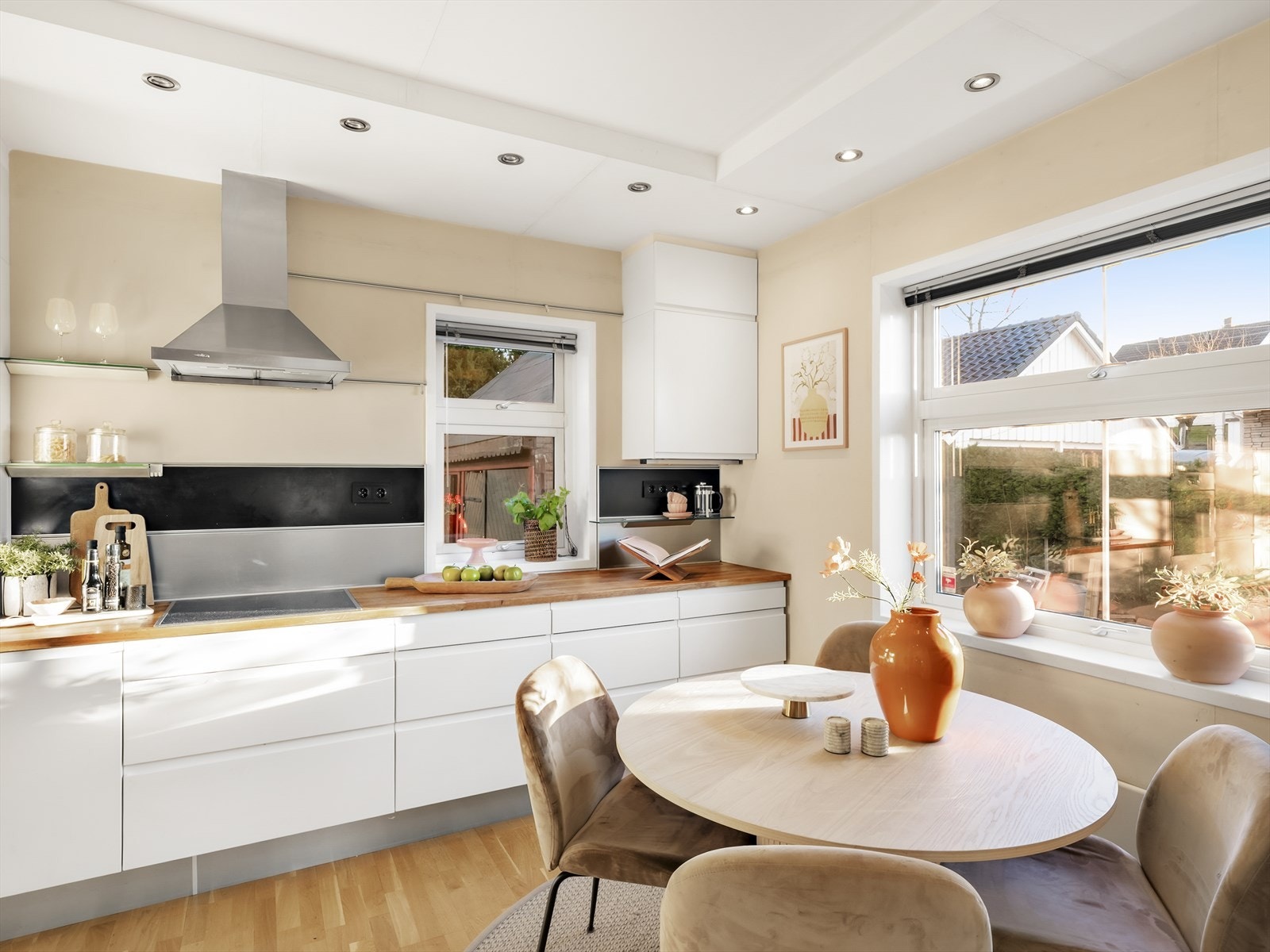 Det er god plass til en spiseplass ved vinduet på kjøkkenet. Galleribilde