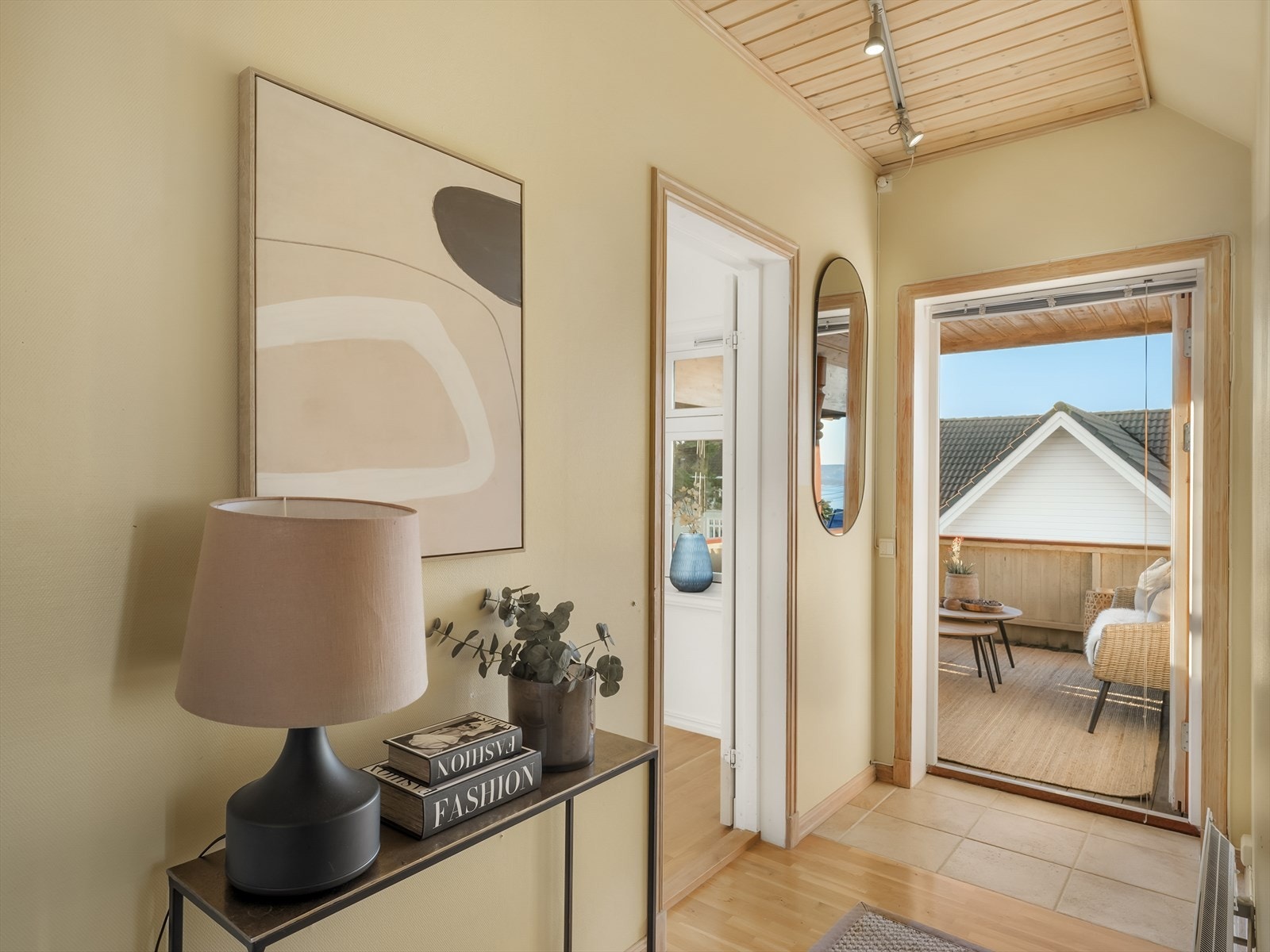 Fra gangen i andre etasje er det utgang til en overbygd veranda på 12 m². Galleribilde