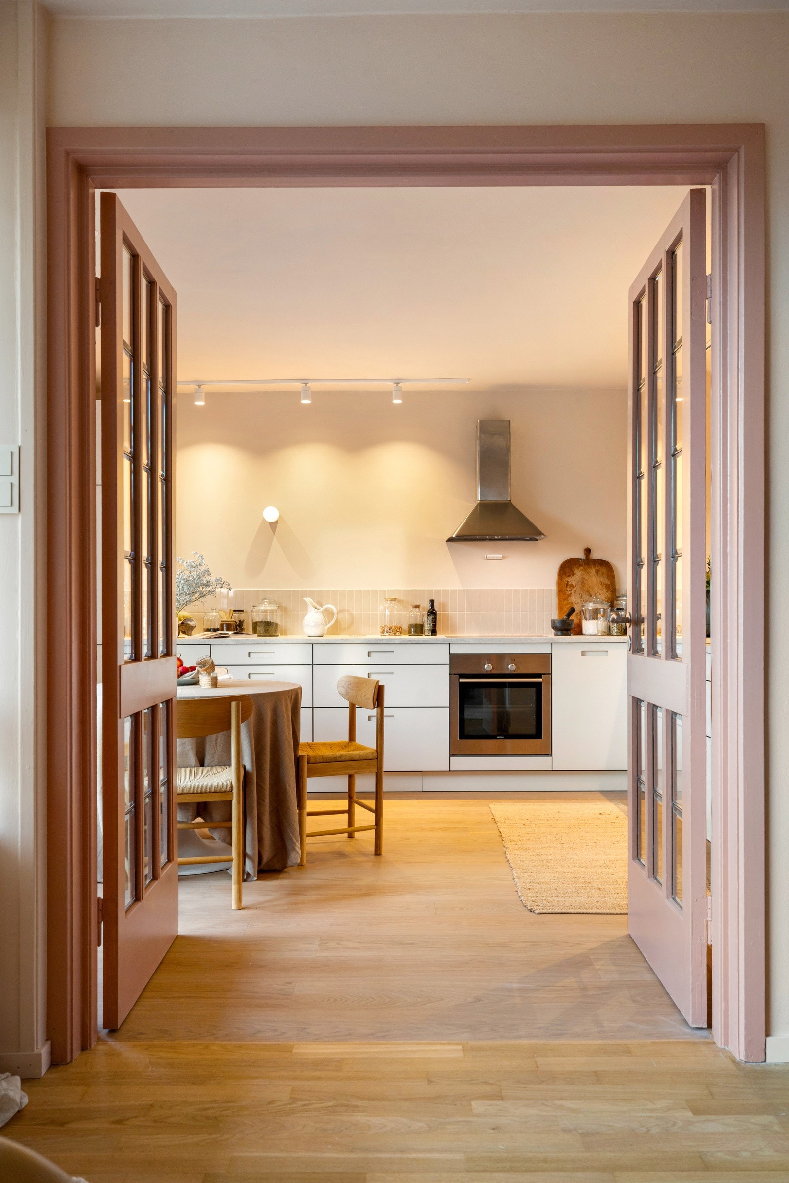 Fra stuen har du adkomst til kjøkkenet via flotte, doble slagdører med glassfelt. Galleribilde