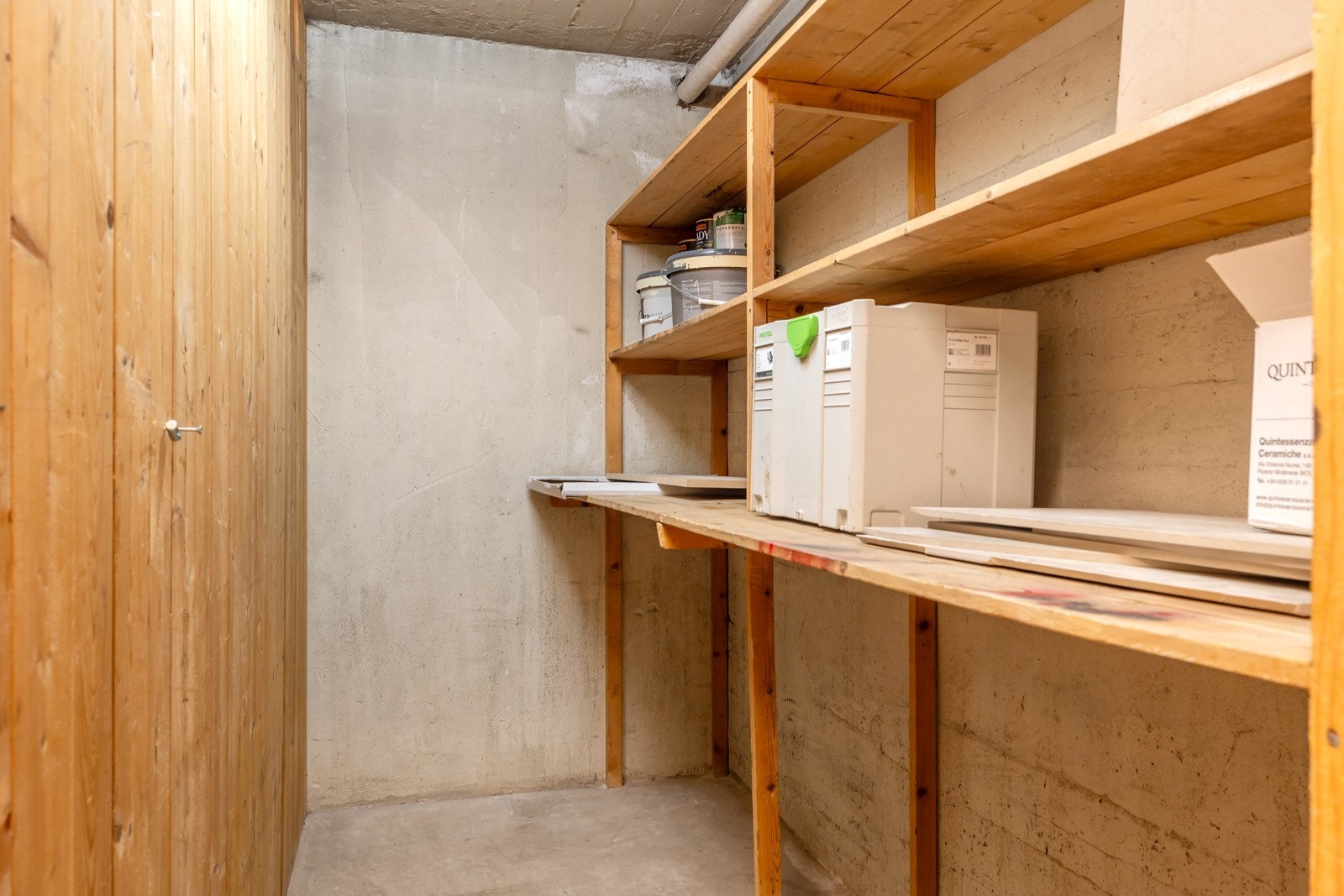 Bod på 3 kvm med hyller. Galleribilde