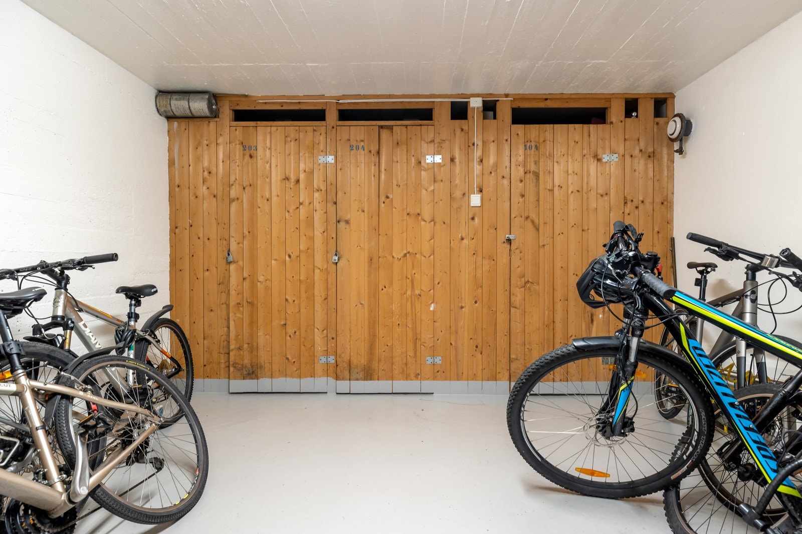 Leiligheten disponerer to romslige boder i kjeller med gode oppbevaringsmuligheter. Her er det også en felles sykkelbod. Galleribilde