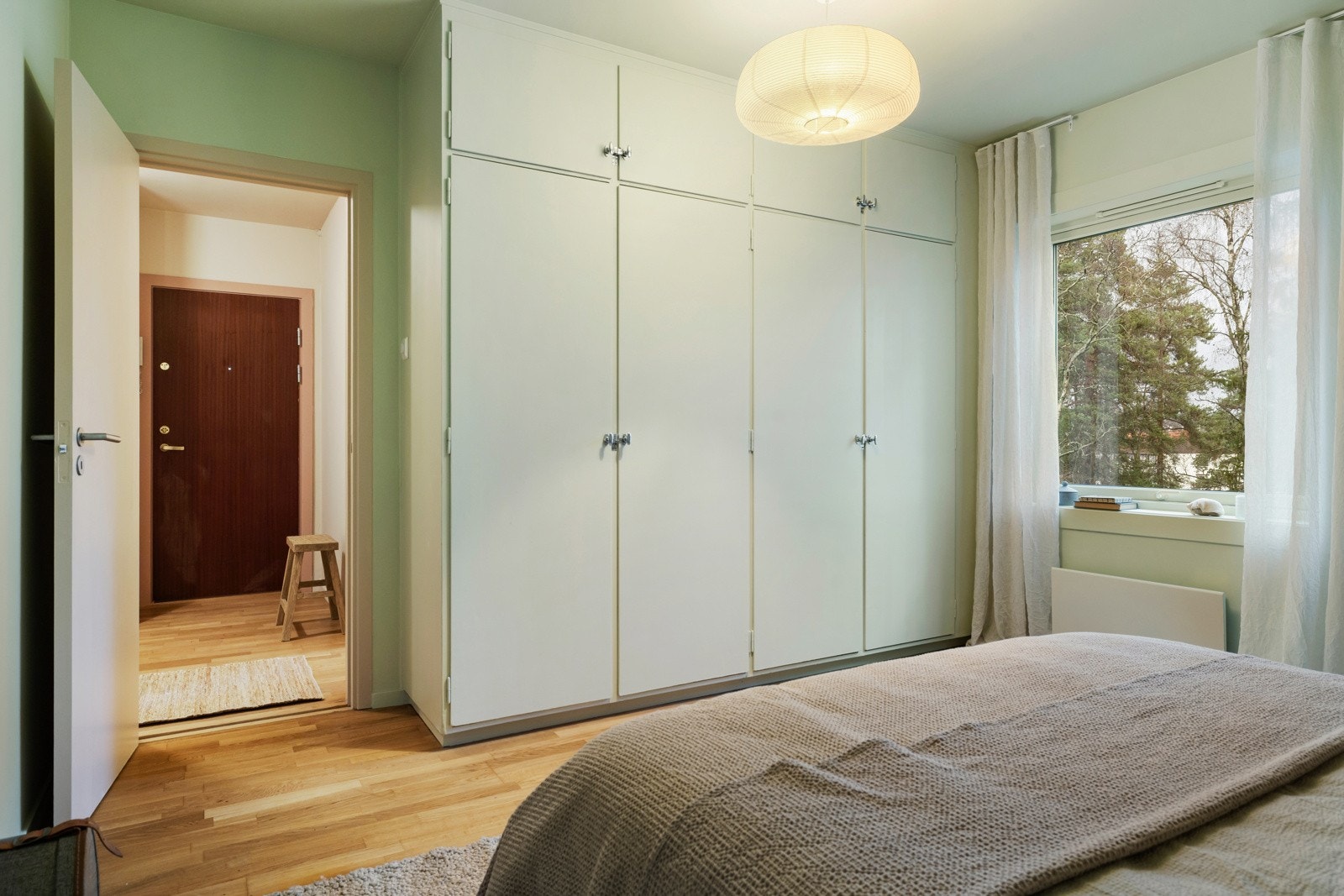 Hovedsoverommet har en rolig og behagelig fargepalett som skaper en lun atmosfære, samt rikelig med garderobeplass i innebygde skap. Galleribilde